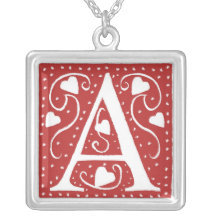 Collar del monograma con los corazones y los punto