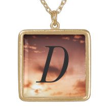Collar del monograma de D
