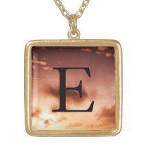 Collar del monograma de E