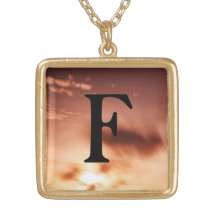 Collar del monograma de F