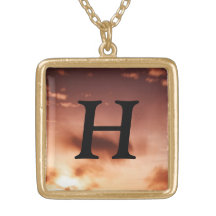 Collar del monograma de H