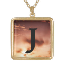 Collar del monograma de J