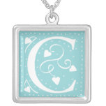 Collar del monograma de los corazones - letra C