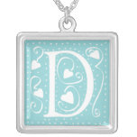 Collar del monograma de los corazones - letra D