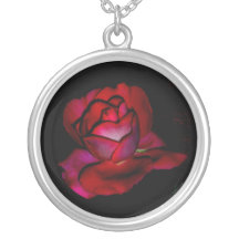 Collar del rosa rojo