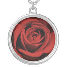 Collar del rosa rojo
