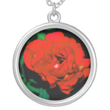 Collar del rosa rojo