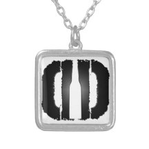 Collar doble del logotipo de D