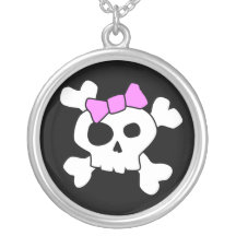 Collar femenino lindo del cráneo