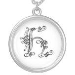 Collar gótico de la letra H