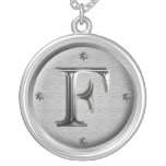 collar inicial de F