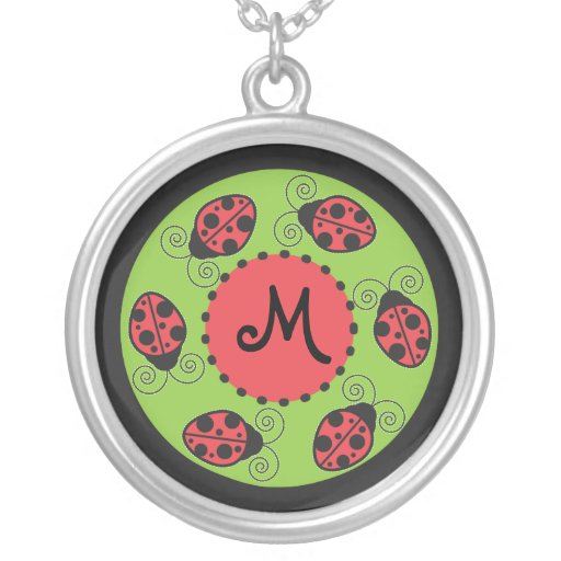 Collar lindo del monograma de la mariquita