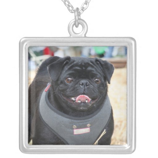 Collar negro del barro amasado