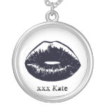 Collar negro del colgante del beso de Goth