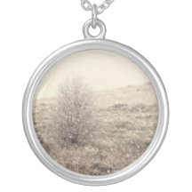 Collar nevoso surrealista del paisaje