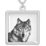 Collar pendiente del lobo blanco y negro