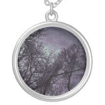 Collar púrpura del cielo de los árboles góticos