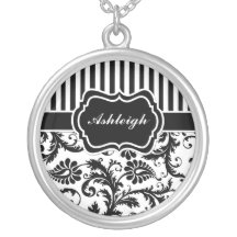 Collar rayado blanco y negro del damasco