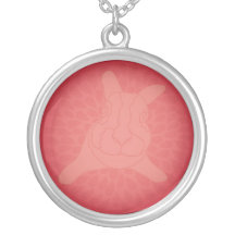 Collar rojo del conejito
