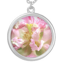 Collar rosado de la plata de la flor