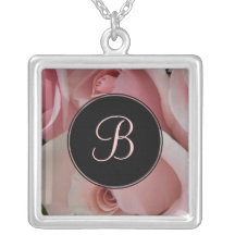 Collar rosado del monograma de los rosas