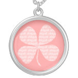 Collar rosado irlandés de Abigail del trébol