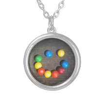 collar sonriente de la cara de m&m