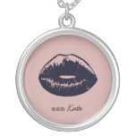 Collar tan irresistible del colgante del beso