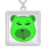 Collar verde de la cabeza del oso