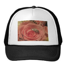 Color de rosa rosado con los anillos de bodas gorras