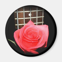 Color de rosa rosado rojo contra tablero del trast iman para frigorífico