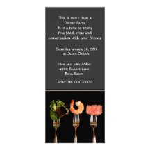 Comida moderna en la invitación del fiesta de cena