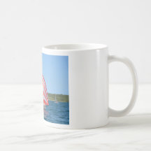Competir con el bote en Fornells Taza
