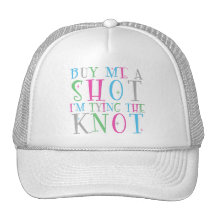 Cómpreme un tiro que estoy atando el gorra del nud