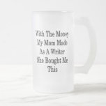 Con el dinero mi mamá hecha como escritor ella com taza