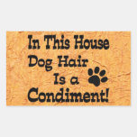 Condimento del pelo de perro etiquetas  