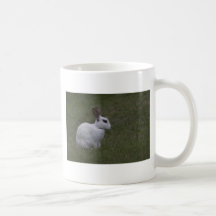 Conejito blanco del punto taza de café