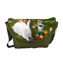 Conejito de pascua y huevos coloreados bolsas de mensajeria