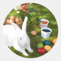 Conejito de pascua y huevos coloreados etiqueta redonda