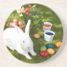 Conejito de pascua y huevos coloreados posavaso para bebida