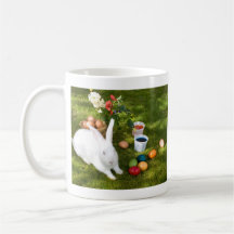Conejito de pascua y huevos coloreados taza