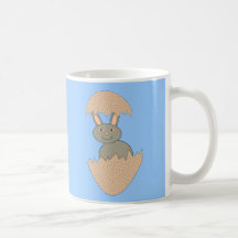 Conejito que trama de la taza extraña del huevo