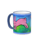 Conejito rosado con la taza azul de la manija