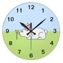 Conejo blanco. En un césped Relojes