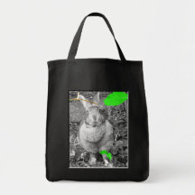 Conejo gigante flamenco B y W con las hojas verdes Bolsas De Mano