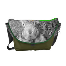 Conejo gigante flamenco B y W con las hojas verdes Bolsas Messenger