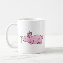 Conejo rosado con la flor tazas de café