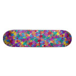 Confeti de la estrella en diversos colores monopatín
