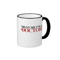 Confíe en que yo es DOCTOR tazas