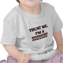 Confíe en que yo es EJECUTIVO DE MARKETING Camisetas